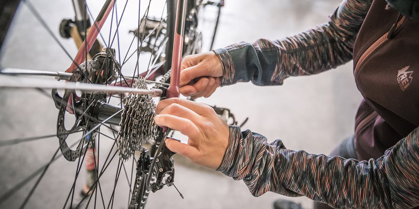 Mecanic reparând o bicicletă